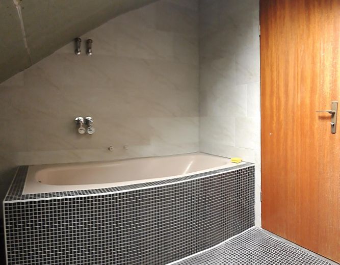 Badewanne mit Duschwand