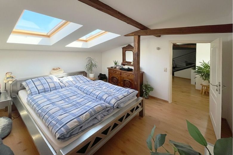 Platzwunder mit Renditechance: Weitläufiges Anwesen mit zwei Einliegerwohnungen – Schlafzimmer
