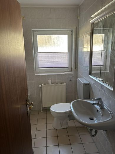 freistehendes Einfamilienhaus mit großen Grundstück und Ausbaupotential – Bad mit Dusche und Badewanne