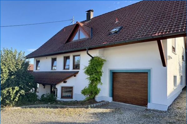Attraktives Generationshaus (2 FH), zwei großen Garagen und schöner Fernsicht, in ruhiger Ortsrandlage!
