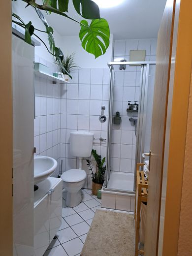 Moderne 2-Zimmer-DG-Wohnung mit Wohnküche und Balkon – Bad