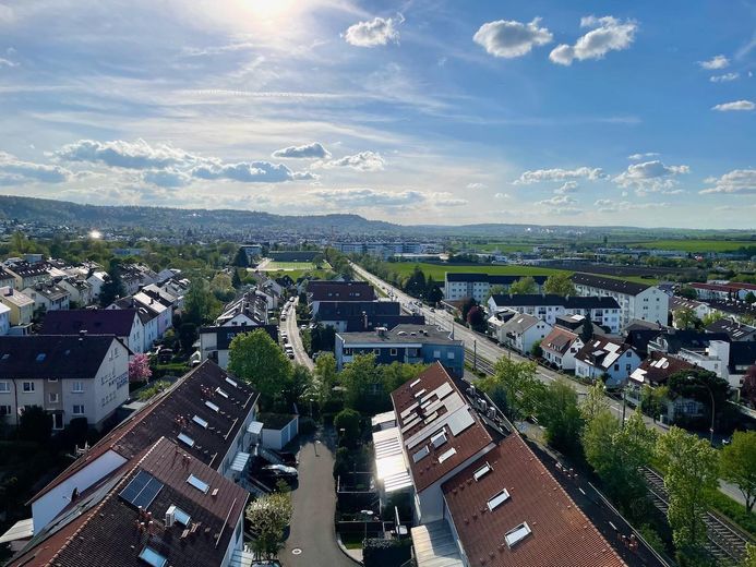 FIRST OCCUPANCY: Renovated dream home with 9th floor long-distance view & balcony - move in & feel at home – Aussicht