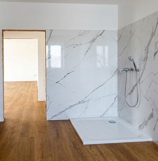 Geniş balkonlu modern 1 odalı daire – Duschbereich