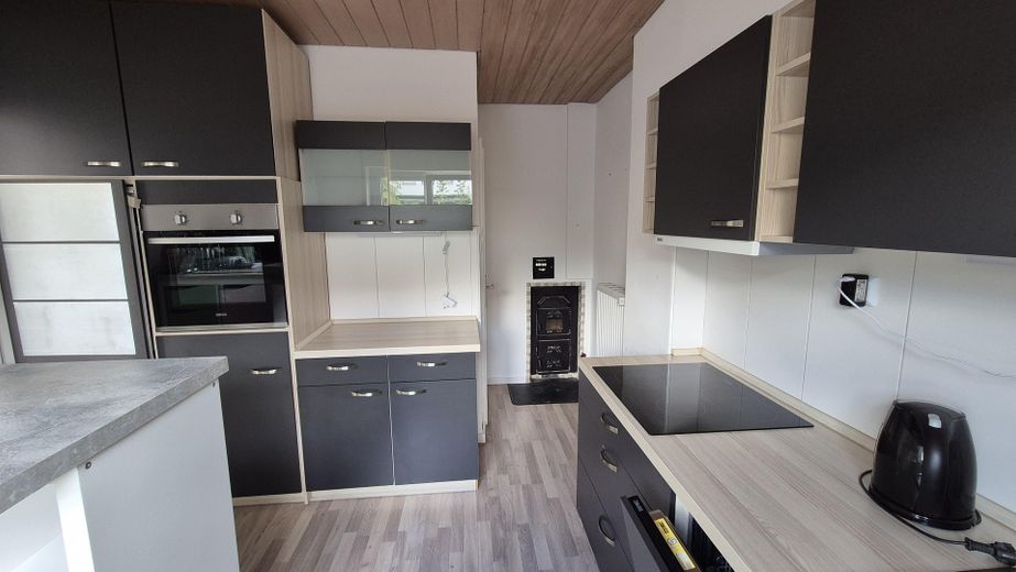 Casa a schiera di testa affascinante e modernizzata in posizione tranquilla alla periferia della città – Küche