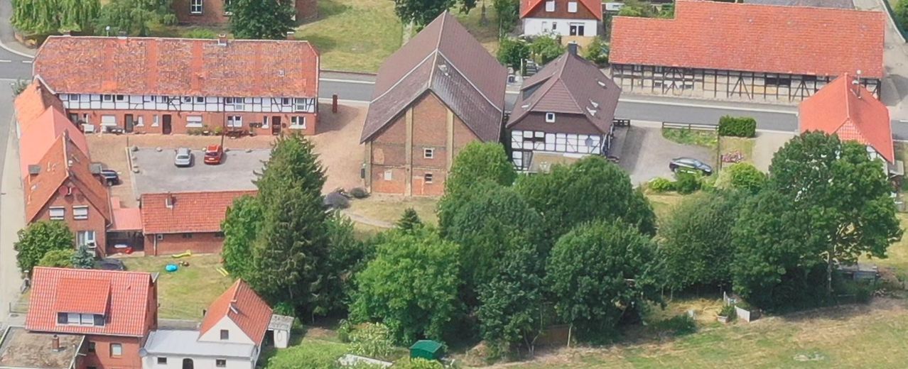Hofstelle mit 7 Mietwohnungen, Lagerhalle, Garagen, Abstellräumen – Luftbild der Hofstelle