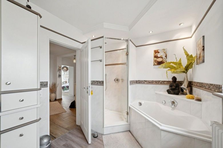 Großzügige 3-Zimmer-Maisonette in Landshut mit Loggia, Aufzug und Tiefgaragenstellplatz inklusive – Bad