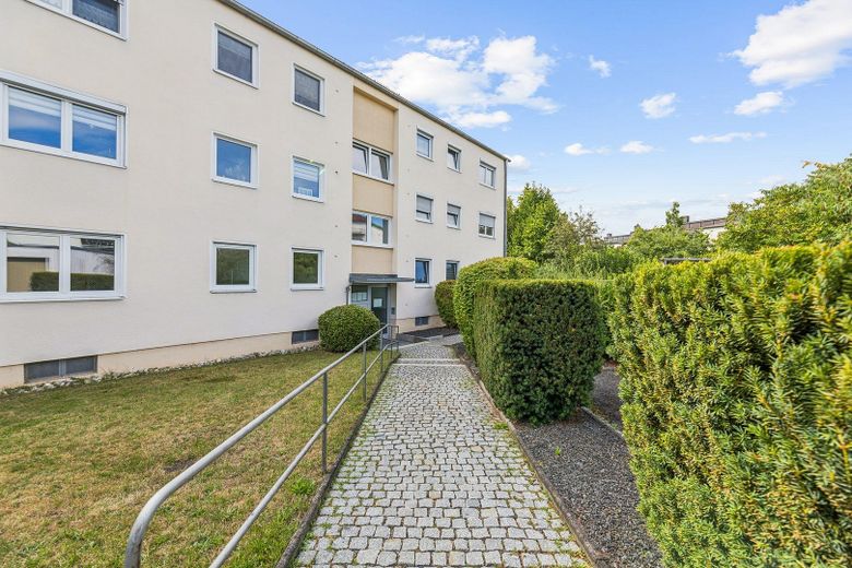 ERSTBEZUG: Erdgeschoss Wohnung 3,5 Zimmer in der Dreifaltigkeit – Zugang zu Ihrem neuen Zuhause