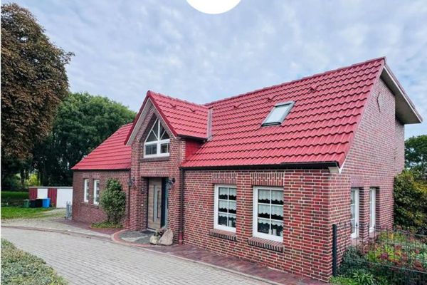 Mit Weitblick!
Geräumiges und gepflegtes Einfamilienhaus mit Garage und Garten