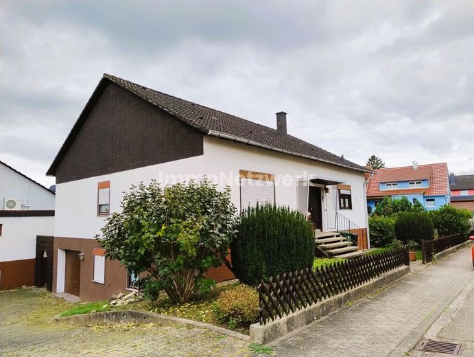 75015 Bretten - Ihr Traumhaus in Bretten-Gölshausen: Geräumig, hell und voller Möglichkeiten! – Ostseite
