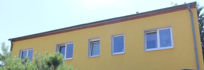 Dom mieszkalny z dużym garażem i pomieszczeniami gospodarczymi na parterze