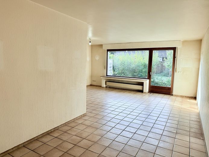 Yenilikler için sağlam bir temel - Modernize edilecek ebeveyn evi – Wohnbereich mit Gartenblick