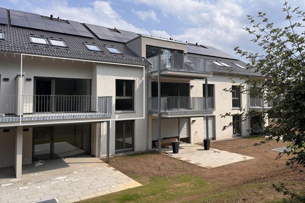 Appartement neuf moderne de 2 pièces avec cuisine, balcon et 2 places de stationnement à Nürtingen-Oberensingen