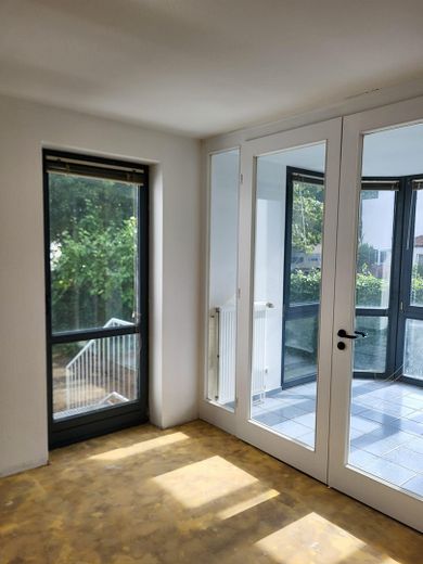 Bezpłatne dla kupującego mieszkanie 2-pokojowe z tarasem, ogrodem i garażem – Wohnzimmer mit Wintergarten