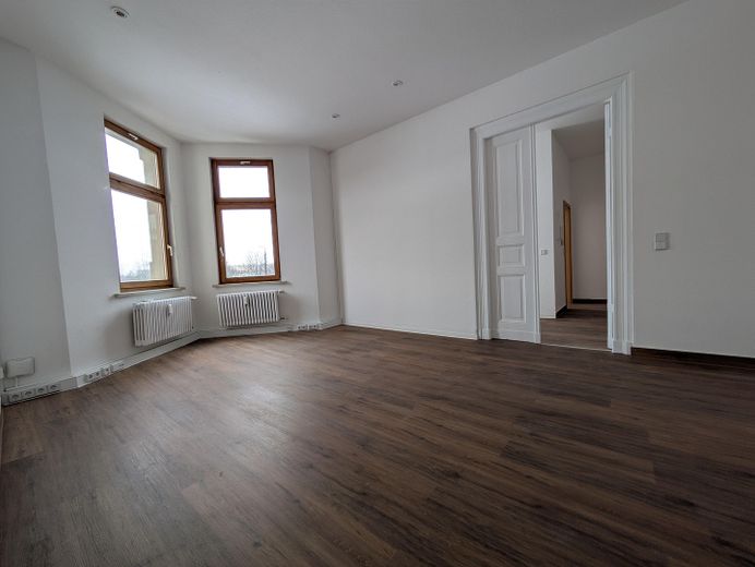 1-Zimmer-Appartment mit separater Küche in der Nähe des Wasserturms – großes Zimmer mit Erker