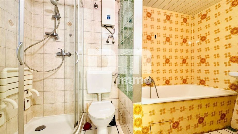 Schöne Doppelhaushälfte mit Nebengebäude, Garage und angelegtem Gartenbereich – Souterrain Bad / Wanne