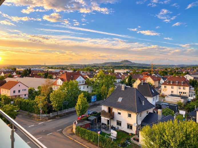 Eerste bewoning na renovatie 2-kamerappartement, met balkon, inbouwkeuken en parkeerplaats in de ondergrondse garage – Aussicht über das Filstal