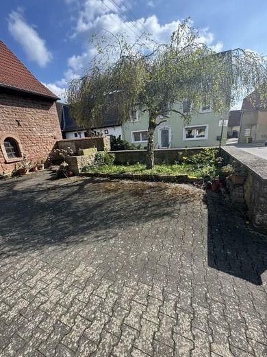 BIETERVERFAHREN - Ausblick - endlose Weite - höchste Gemeinde der Pfalz - großz. Haus - 1 oder 2 WE! – 6 Hof mit Vorgarten