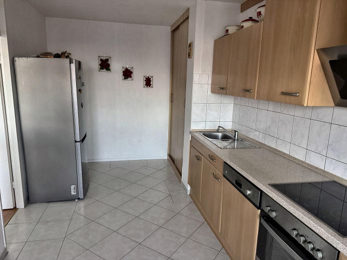 Yeni yenilenmiş 3 odalı kat mülkiyetli daire, 75 m², 7. kat, balkonlu, tamamen mobilyalı, 145.950 € – Küche Arbeitsfläche