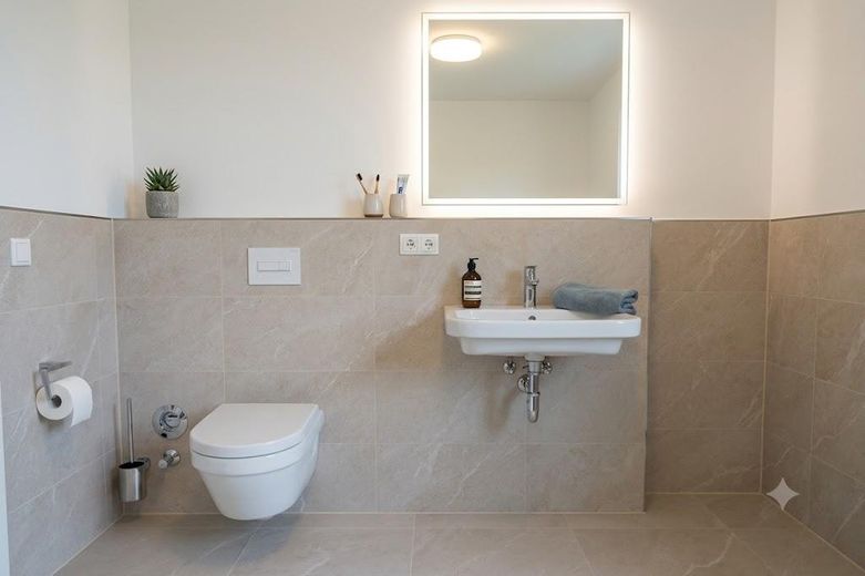 Modernes Neubauhaus mit Garten nahe Falkenhagener See – Badezimmer DG - KI