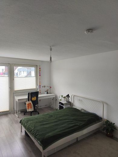 Vier schöne Einzimmerwohnungen mit Küchen und Bad ideal für Studenten – Whg 32