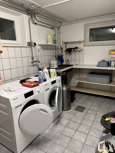 Lichtdurchflutetes Zweifamilienwohnhaus, komplett saniert 2021 in ruhiger Lage von Herrenberg – Waschküche