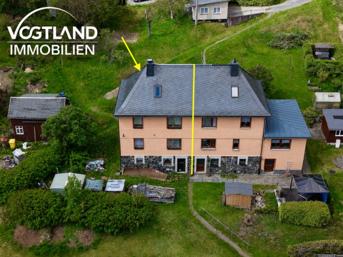 Charming semi-detached house with a large plot in a quiet hillside location – Photo 1
