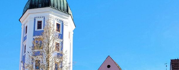 Westseite mit Vorplatz