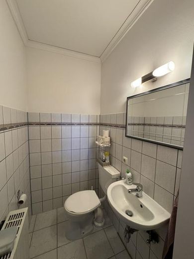 Ruhiges, lichtdurchflutetes Reihenhaus in Rudow – WC EG