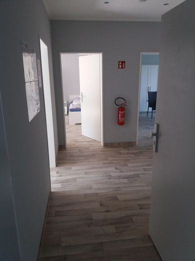 Voll vermietetes Mehrfamilienhaus mit stabilem Cashflow und Entwicklungspotenzial in Krefeld – 1.OG Wohnungsflur