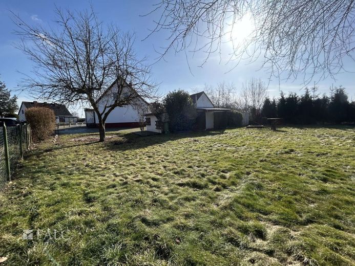 Sanierungsbedürftige Doppelhaushälfte + mögliches Baufeld – Garten