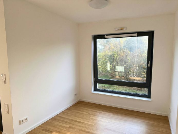 ** Hochwertige 3-Zi.-Erdgeschosswohnung mit EBK, 2 Tageslichtbädern, Terrasse und Gartenanteil ** – Ansicht III: Wohn-und Essbere…