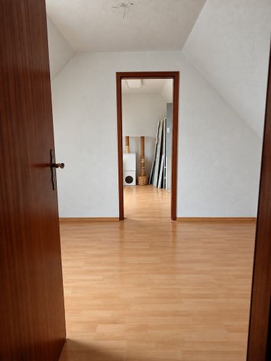 Bellissimo appartamento mansardato su 2 piani in una casa ben tenuta con balcone, cucina, posto auto – Dachgeschoss