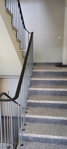 Sonnige Maisonettewohnung – Treppenaufgang