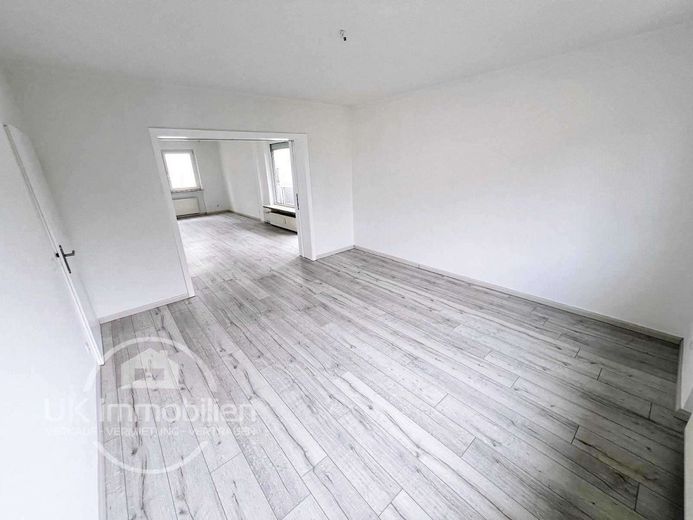 5-Zi RaumRiese mit XXL-Balkon + Close2 Japanese School – Wohnzimmer Zi2
