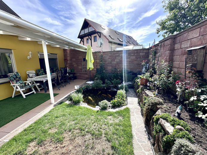 Örtülü teraslı, koi havuzlu bahçeli, garajlı ve park yeri bulunan güzel 5 odalı mutfaklı banyo/WC’li daire – aidat yok – Garten