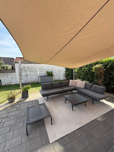 Modernes Reiheneckhaus in ruhiger Lage - gehobene Ausstattung – Terrasse mit Sonnensegel