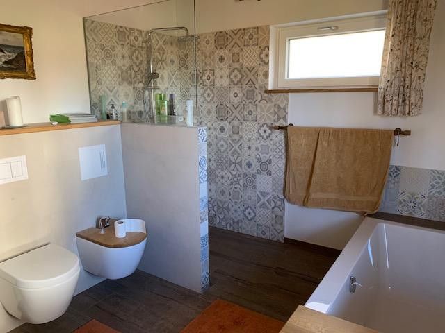 Bad: Dusche, Wanne, WC, Bidet