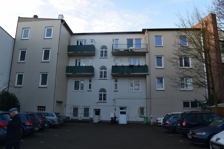 Helle Wohnung mit 5 Zimmern zwischen Stadt und Land – Fassade Hofseite