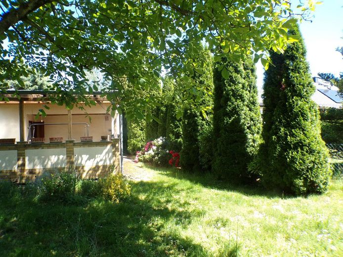 Natur. Ruhe. Bungalow auf Eckgrundstück mit unverbaubarem Ausblick – provisionsfrei! – 04_Haus_rechte_Seite_Terrasse