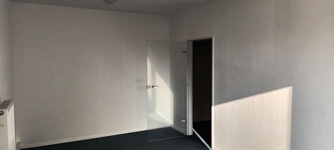 Helle Büro-/Praxisräume in verkehrsgünstiger Lage – Besprechung 