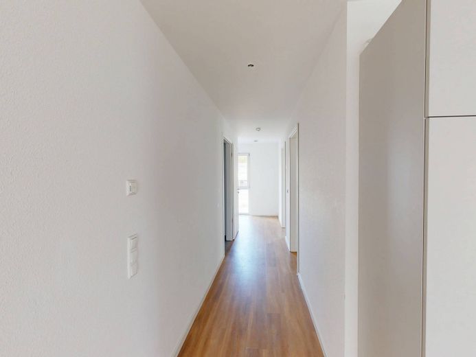 3-Zi.-Neubauwohnung mit EBK und sonniger TERRASSE – Flur
