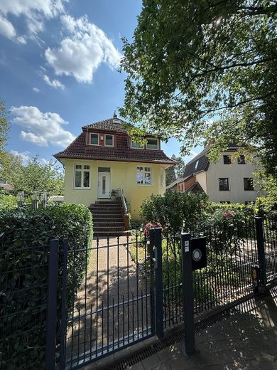 Stilvolles Einfamilienhaus mit 1.800 m2 Südgrundstück und hochwertiger Ausstattung – Vorderansicht