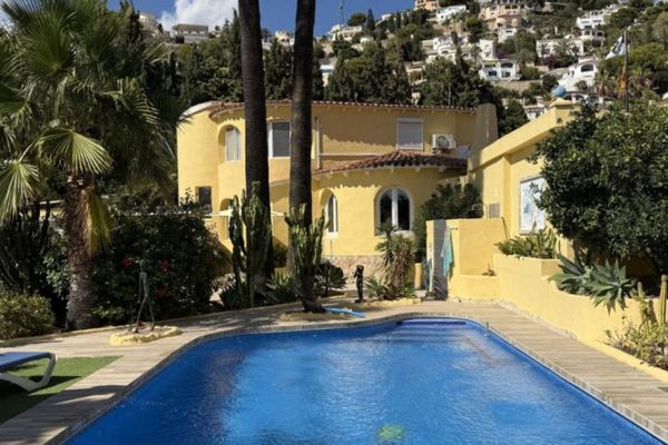 Große Villa auf Eckgrundstück mit Pool und Doppelgarage in Top-Lage in Benissa Montemar