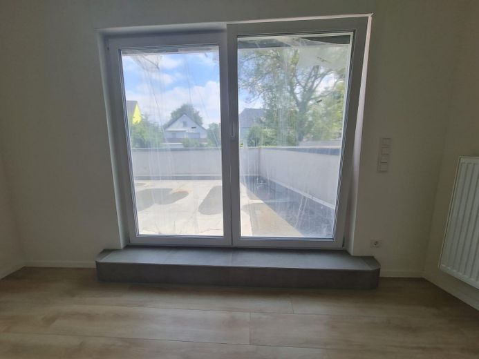 ERSTBEZUG NACH SANIERUNG – MODERNE 2-ZIMMER-WOHNUNG MIT GROSSER TERRASSE UND EINBAUKÜCHE – Terrassentür