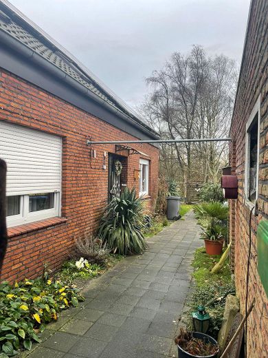 Seitenzugang zu Haus u. Garten