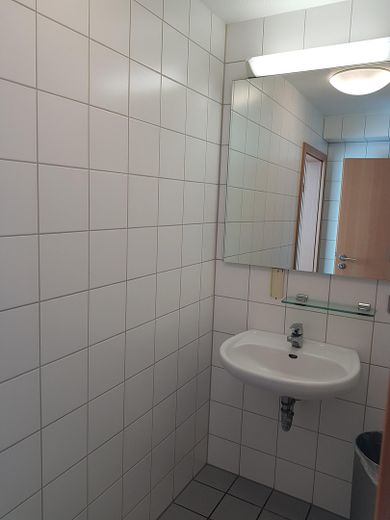Kleine Bürofläche, Homeoffice-Ersatz sofort verfügbar – Sanitäranlagen