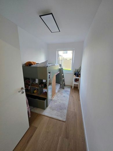Stillvolle 4-Zimmer EG Neubauwohnung KFW 40 (Wärmep.+PV) mit Terrasse, Garten, Parkplatz – Kind 2 / Büro