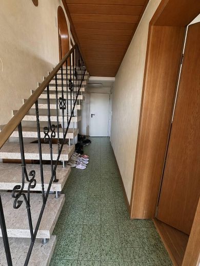 Großzügiges Wohnhaus mit ca.360 m² – Potenzial für Mehrgenerationenwohnen oder mehrere Wohneinheiten – Eingang-Sicht Garageneingang