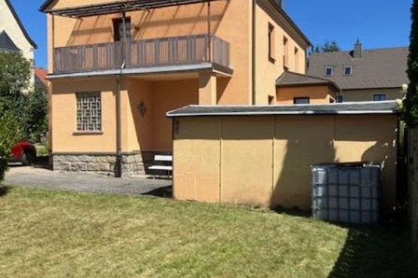 ¡Se vende casa unifamiliar y mayormente rehabilitada para 1-2 familias, con acceso, garajes, piscina y dependencias auxiliares, en una ubicación residencial privilegiada de Treuen!