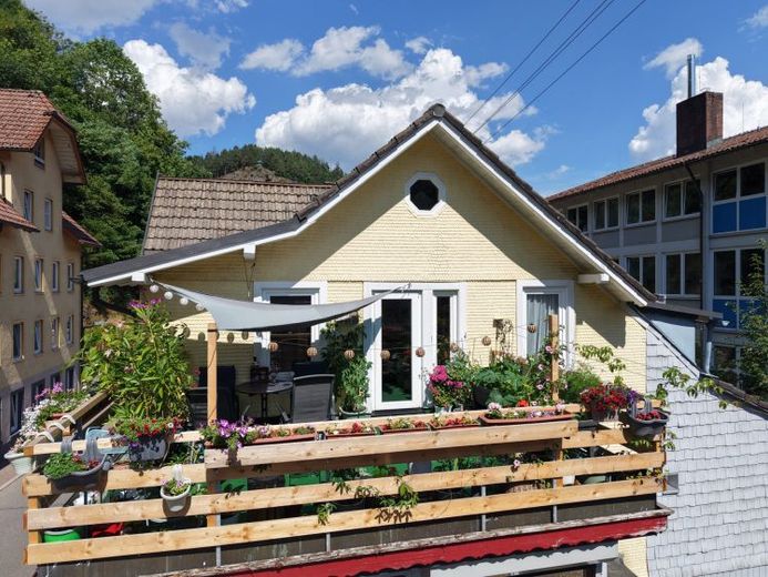 Gewachsenes Haus am Bach mit Atelier und Originalsubstanz – Foto 1